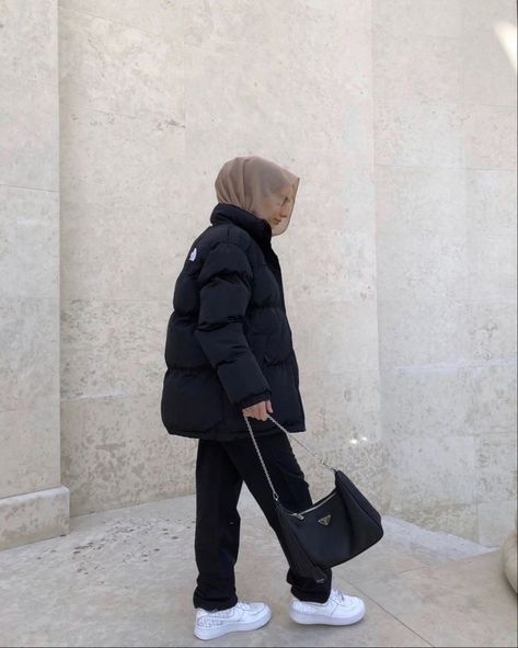 Hijabi Drip, Black Puffer Jacket Outfit, Hijabi Winter Outfits, Hijabi Streetwear, Hijab Fits, Street Hijab, Estilo Hijab, Puffer Jacket Outfit, Stile Hijab