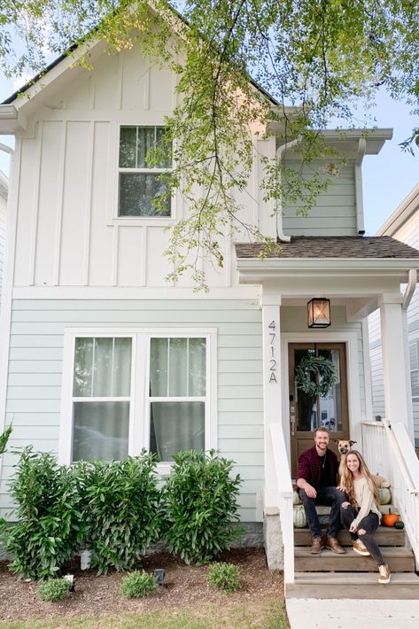 Unique White House Exterior, Aesthetic House Exterior Small Cozy, White Small House Exterior, Shiplap Exterior House, Small Boho House Exterior, Cute Small Homes, Small Cute House, Small House Exterior Design, Small Home Exterior