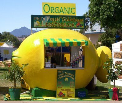 Crate Lemonade Stand, Fresh Squeezed Lemonade, Food Cart Design, Unusual Buildings, Kiosk Design, Interesting Buildings, Unique Buildings, Roadside Attractions, Lemonade Stand