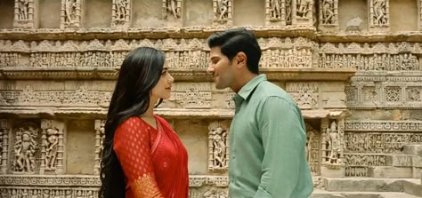 Indian love story .. boy gazing into her eyes in the middle of beautiful architecture, red sari ..indian couple Sita Mahalakshmi, Dulquer Salman, Indian Love, Sita Ramam, Dulquer Salmaan, Red Sari, Nike Wallpapers, Movie Pictures, Cute Movie Scenes