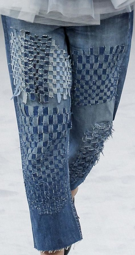 Viktor & Rolf, Fall 2016, jeans detail Recycled Fashion Upcycling, Denim Kunst, Diy Fashion Upcycle, Jeans Inspiration, Diy Clothes Jeans, Återvinna Jeans, Jean Diy, Artisanats Denim, Tas Denim