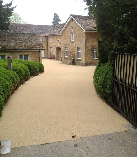 Terrace House Driveway, Driveway Surface Ideas, Resin Gravel Driveway, Beige Driveway, Resin Bound Patio, Resin Patio Ideas, Resin Driveway Ideas, Gravel Driveway Landscaping, Front Garden Ideas Driveway