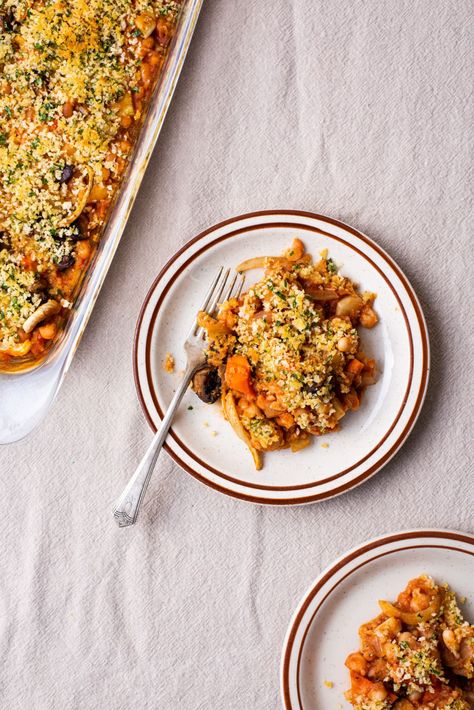 A festive white bean cassoulet with roasted vegetables and crunchy breadcrumbs. thenewbaguette.com #cassouletrecipe #vegetariancassoulet #whitebeans #veganrecipes Bean Cassoulet, Peasant Food, Plant Based Recipes Dinner, Plant Based Dinner, Dump Meals, Vegan Beans, Roasted Mushrooms, Feed A Crowd, Dinner Inspiration