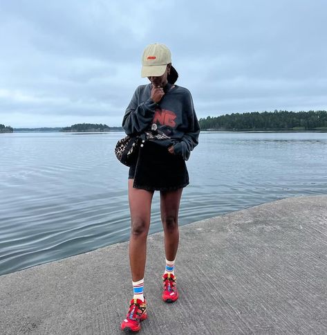 Salomon Sneakers Are The Industry's Latest Must-Have "Ugly" Shoe Solomon Sneakers Shoes Women, Salomon Sneakers Outfit Woman, Solomon Outfit Woman, Styling Colorful Sneakers, Saucony Sneakers Outfit, Running Shoe Outfits, Solomons Outfit, Hiking Sneakers Women Outfit, Salomon Summer Outfit