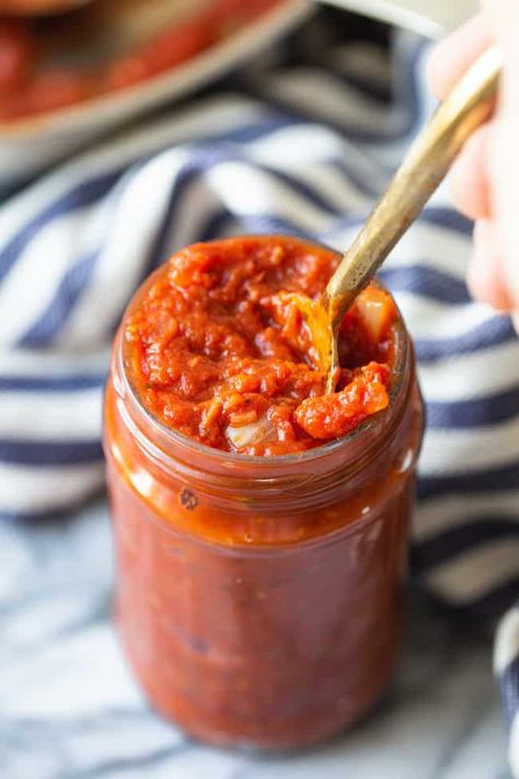 Learn how to make this simple marinara sauce recipe with only basic pantry staples! With just a little bit of time you can make a marinara to easily rival any store bought sauce! | #GlutenFree #VeganSauce #Whole30 #Marinara #MarinaraSauce #Sauce Simple Marinara Sauce, Recipes Low Fodmap, Easy Marinara Sauce, Marinara Sauce Recipe, Canning Crushed Tomatoes, Paleo Gluten Free Recipes, Vegan Sauces, Feeling Well, Sauce Pot