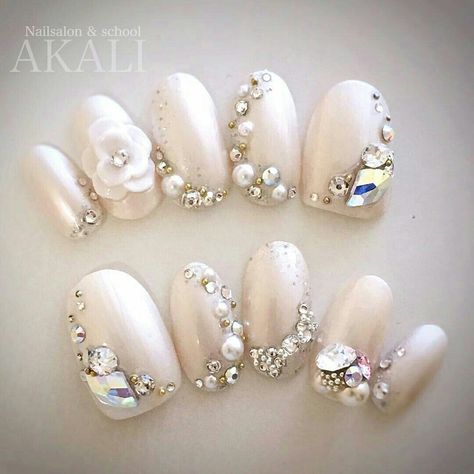 Jewelry On Nails Art Designs, Nail Art Pearls Rhinestones, Nails With Stones Ideas, Stones Nails Design, Softgel Nail Design, Nail Designs With Pearls, Nail Art With Stones, Nail Art Diamonds, Nails With Stones