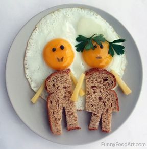 serve a "couple" of eggs to your honey for Valentine's breakfast. Ha ha! Too cute!!! Valentines Breakfast, Wellness Food, Decorações Com Comidas, Food Art For Kids, Pan Integral, Happy Foods, Fun Kids Food, Food Crafts, Breakfast For Kids