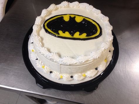 Batman cake Batman Pasta, Batman Cake Ideas, One Direction Cakes, Dq Cakes, Cute Batman, Lego Invitations, Easy Minecraft Cake, Ninja Turtle Cake, Batman Cake