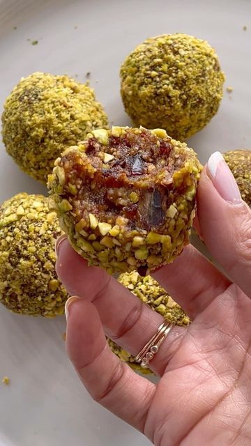 Pistachio Energy Balls, Pumpkin Pistachio, Healthy Low Cal Snacks, Pumpkin Protein Balls, Protein Energy Bites, Gina Homolka, Low Cal Snacks, Pumpkin Protein, Bake Pumpkin