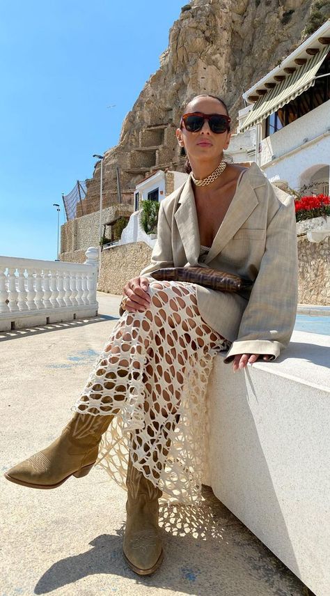 ⭐ Laura Eguizabal Chloe Ss25, Laura Eguizabal, Oversized Blazer, Bohemian Chic, Outfits Casuales, Crochet Clothes, Fashion Boots, Cowboy Boots, Boho Chic