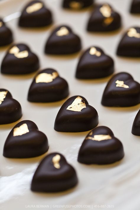 Heart shaped chocolate bonbons with a gold center. Valentines Recipes Desserts, Chocolate Bonbons, Chocolate Lasagna, Chocolate Photos, Heart Shaped Chocolate, Garden Farm, Chocolate Dreams, Cocoa Chocolate, Farm Food