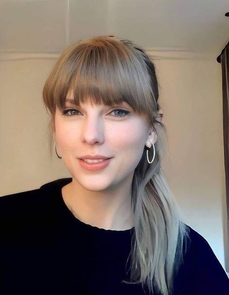 Taylor Swift Taylor Swift With Glasses, Taylor Swift Looking At Camera, Taylor Swift No Bangs, Taylor Swift Ponytail, Bangs Taylor Swift, Taylor Swift Selfie, Taylor Swift Face, Taylor Swift Short Hair, Taylor Swift Portrait