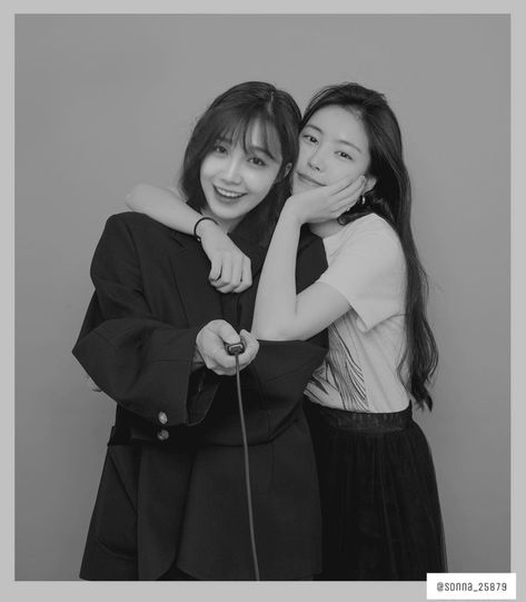 2 Friends Pose Ideas, 2 Best Friend Photoshoot, Bestie Photoshoot Ideas Aesthetic, Two Best Friends Pose Reference, Self Foto, Group Photo Poses, Group Picture Poses, Studio Photoshoot Ideas, Sisters Photoshoot Poses