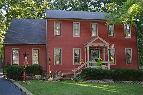 Beautiful country home! Colonial House Front Porch, Primitive Houses, Accessories Tips, Saltbox House, Exterior Materials, Colonial House Exteriors, Trendy Farmhouse, Red Houses, Saltbox Houses