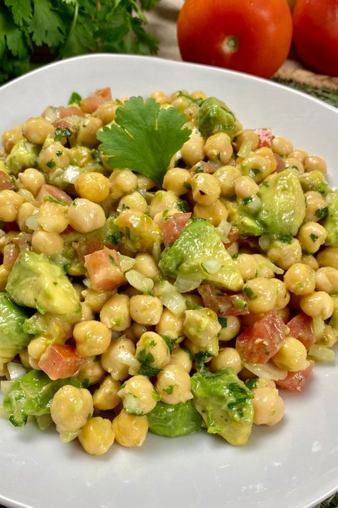 Esta ensalada de garbanzos y aguacate es muy sencilla y rápida de preparar, por tanto, si no te quieres complicar en la cocina y quieres una receta fácil y deliciosa para acompañar tus comidas, esta receta es para ti! además esta ensalada de garbanzo, también es perfecta para prepararla con antelación y llevarla a un día de picnic acompañada de galletas saladas!! Ingredientes, consejos y videos paso a paso en nuestra web! Avocado Salad Recipes, Deli Food, Chickpea Salad, Delicious Salads, Chickpeas, I Love Food, Workout Food, Health Food, Food Inspiration