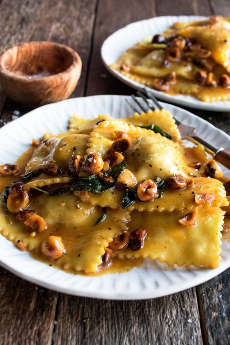 Butternut Squash Ravioli tossed in a dreamy hazelnut honey butter sauce, the most mouthwatering fall pasta recipe to cook up this season! - The Original Dish, www.theoriginaldish.com Pasta Starter Recipes, Fall Ravioli Recipes, Hazelnut Recipes Savory, Autumn Starters, Pasta Starters, Fall Ravioli, Butternut Squash Ravioli Sauce, Butternut Squash Ravioli Recipe, Thanksgiving Pasta