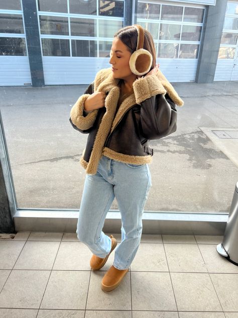 Brown Fur Lined Jacket Outfit, Outfit Con Montone, Fluffy Leather Jacket Outfit, Brown Fuzzy Jacket Outfit, Leather Brown Jacket Outfit, Brown Shearling Jacket Outfit, Prague Outfits, Fuzzy Jacket Outfit, Shearling Jacket Outfit