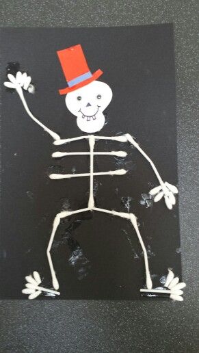 Funny bones using cotton buds Funnybones Activities, Half Term Activities, Read The Room, Eyfs Activities, Funny Bones, Bone Crafts, Halloween Preschool, Kindergarten Ideas, Q Tip