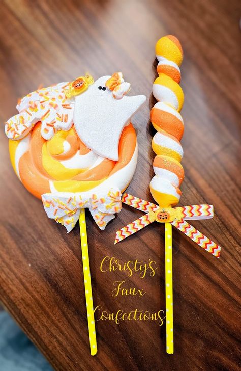 Marshmallow Crafts, Nightmare Before Christmas Ornaments, Fake Food Props, Party Tablescapes, Halloween Traditions, Gingerbread Decorations, Adornos Halloween, Halloween Candy Corn, Pumpkin Carving Templates