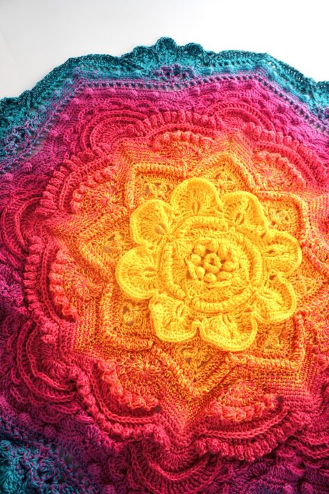 Mandala Madness Crochet, Mandala Madness Crochet Free Pattern, Crochet Mandala Blanket, Mandala Crochet Pattern, Mandala Haken, Square Mandala, Mandala Crochet, Crochet Blanket Pattern Easy, Crochet Mandala Pattern