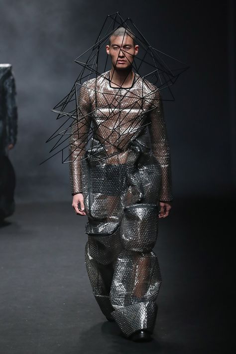 Avant Garde Fashion Male, Futuristic Fashion Male, Wearable Architecture, Mode Cyberpunk, Unconventional Fashion, London College Of Fashion, Seoul Fashion Week, Cyberpunk Fashion, Seoul Fashion