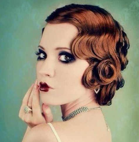 Bee stung lips, the artistry attempts to hide the dehydration and late nights of the party girls. 20s Hair, Marcel Waves, 1920s Makeup, 1900's Fashion, Gatsby Hair, 1920s Hair, Finger Waves, Pin Up Outfits, Pin Curls