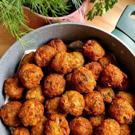 Delicious Albanian Qofte Recipe - Traditional Meatballs Albanian Traditional Food, Albanian Recipes Dinners, Pasta Balls, Traditional Meatballs, Balkan Recipes, Albanian Food, Albanian Recipes, Albanian Culture, Meatballs Recipe