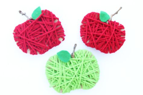 Make some yarn wrapped cardboard apples for a SUPER EASY fall kids craft! Yarn Apples, Rosh Hashana Crafts, Easy Diy Fall Crafts, September Crafts, Apple Craft, Apple Activities, Fun Fall Crafts, Easy Fall Crafts, Fun Fall Activities