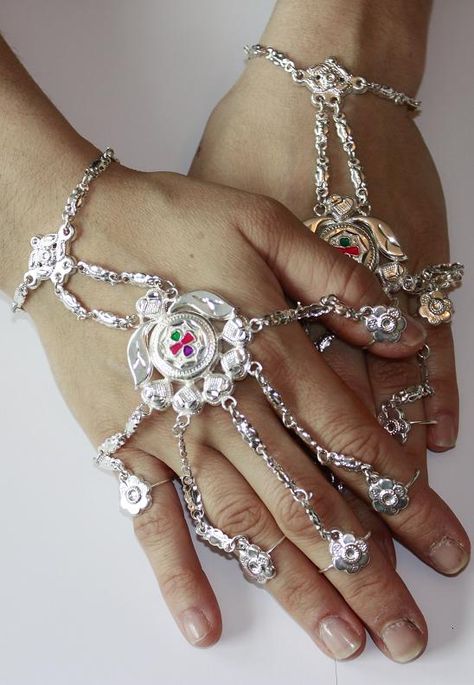 Hathphool Silver Jewellery, Silver Jewelry Indian, Feet Bracelet, Rajput Jewellery, Trendy Silver Jewelry, Hand Jewellery, Hand Chain Jewelry, Hand Harness, Mehendi Outfits