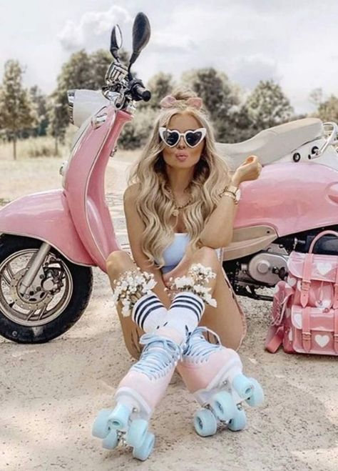 Roller Skating Outfits, Retro Roller Skates, Beautiful Photoshoot Ideas, Roller Skaters, Branding Photoshoot Inspiration, Roller Girl, Scooter Girl, Skating Outfits, Skater Girls