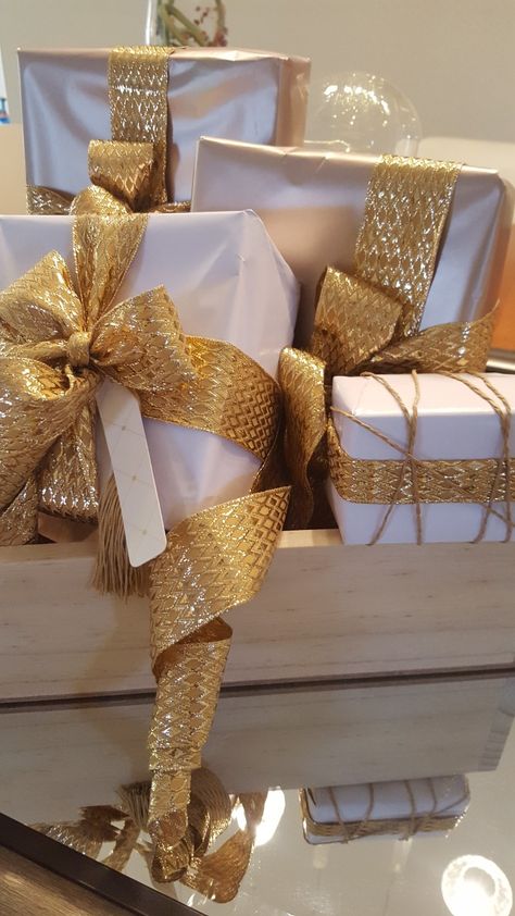 White And Gold Gifts, White Gold Christmas Aesthetic, Gold Wrapped Presents, Gold Gift Wrapping Ideas, Gold Christmas Presents, Gold Christmas Wrapping, Maximalist Christmas, Boxes Decoration, Christmas Present Wrap