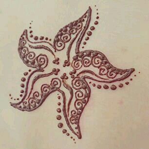 Henna star fish Dreamy Doodles, Henna Animals, Tropical Drawing, Hanna Tattoo, Small Henna Tattoos, Small Henna Designs, Starfish Tattoo, Cute Henna Designs, Starfish Project