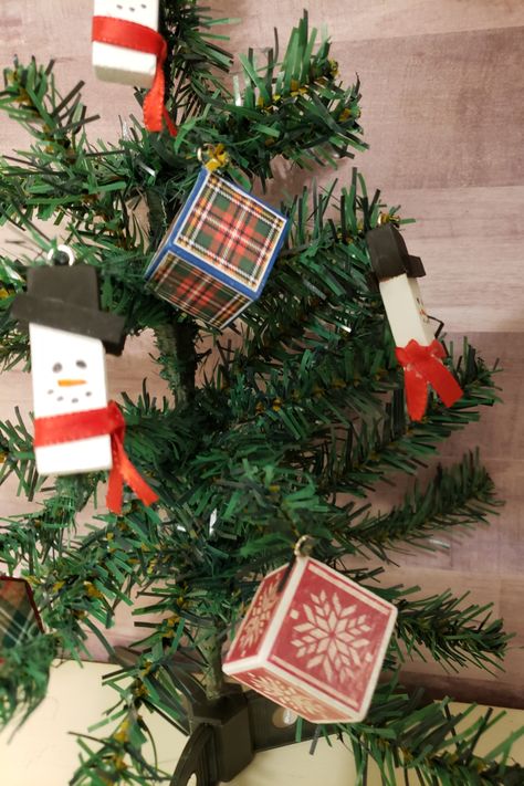 Easy wood block ornament made with Dollar  tree wood blocks.  #ornament #christmasornament #diy #crafts #christmas #christmastree #christmastreeornament #miniornament #woodblock #DIYornament #snowman #snowmanornament Wood Block Ornaments, Christmas Ornaments Dollar Tree, Dollar Tree Christmas Ornaments, Dollar Tree Farmhouse Diy, Block Ornaments, Country Christmas Ornaments, Dollar Tree Farmhouse, Diy Crafts Christmas, Wood Block Crafts