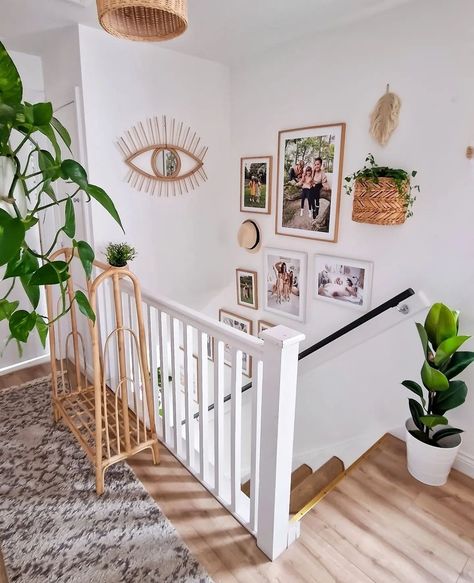 Boho Staircase Decor, Alternative To White Walls, Basement Entryway Ideas Staircases, Townhouse Staircase Ideas, Boho Stairway Decor, Pictures Up Staircase, Boho Staircase, Decoration Cage Escalier, Closed Staircase Ideas