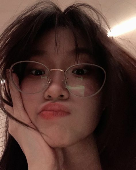 Fake Girlfriend Photo, Girlfriend Photo, Fake Girlfriend, Human Sketch, Korean Makeup Look, Korean Aesthetic, Selfie Poses, Dark Aesthetic, Dart