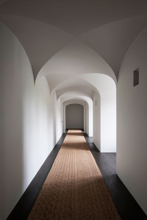 Belgian designer Vincent Van Duysen house hallway House Hallway, Hotel Corridor, Corridor Design, Vincent Van Duysen, Hallway Designs, Foyer Decorating, Design Hotel, Riyadh, Minimalist Interior