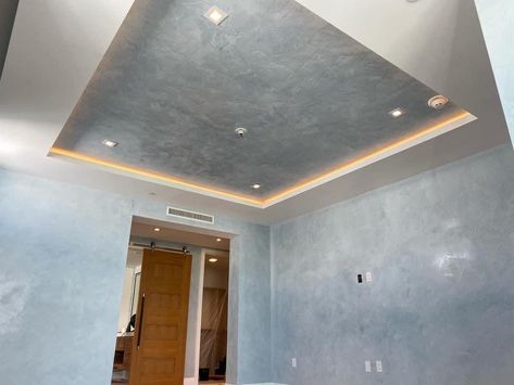 Polished Plaster Ceiling, Venetian Plaster Ceiling, Natural Bedroom Design, Stucco Interior Walls, Concrete Walls Interior, Meditation Bedroom, Ceiling Details, Accent Ceiling, Venetian Plaster Walls