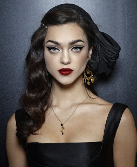 Dolce And Gabbana Aesthetic, Dolce And Gabbana Makeup, Dark Hair Blue Eyes, Witch Style, Witch Fashion, Colorful Eye Makeup, Dolce Gabbana Dress, Models Makeup, Dress Makeup