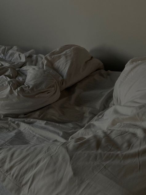 Messy bedsheets aesthetic black and white bed Night In Bed Aesthetic, Porofayl Mood, Twd Commonwealth, Michelle Vibes, Sleep Aesthetic Night Bed, Sleep Core, Lounge Clothes, Bed Picture, Crying At Night