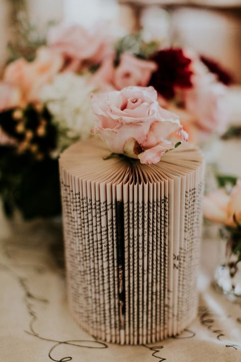 Book Stack Centerpieces Wedding, Book Lovers Wedding Wedding Table Decor, Book Page Party Decorations, Book Page Centerpieces, Book Themed Tablescape, Book Themed Centerpieces, Book Lover Wedding Ideas, Book Centerpiece Ideas, Book Vases