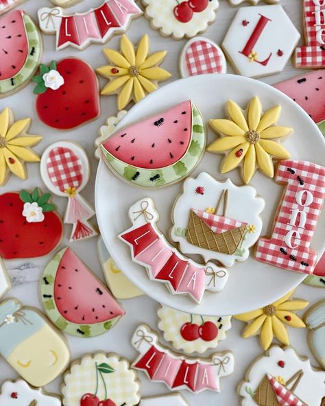 Picnic Cookies Decorated, Summertime Cookies, Picnic Cookies, Watermelon Sugar Cookies, Pastel Picnic, Camping Cookies, Summer Sugar Cookies, Strawberry Sugar Cookies, Strawberry Sugar