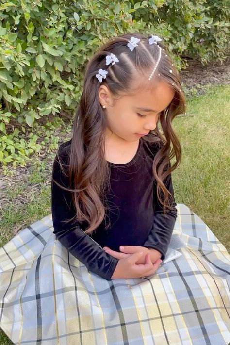 45 Peinados para Niñas Fáciles y Bonitos: Perfectos para la Escuela y también para Eventos Elegantes Baby Girl Hairstyles Curly, Easy Little Girl Hairstyles, Girls Hairstyles Easy, Makeup Tricks, Hair Stylist Life, Trending Hairstyles, Toddler Hair