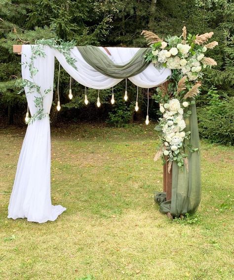 Pergola Modern, Inexpensive Wedding Flowers, Diy Wedding Arch, Pergola Diy, Diy Frühling, Wedding Salon, Romantic Outdoor Wedding, Spring Wedding Decorations, Outdoor Wedding Photography