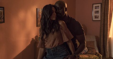 Claire Temple may have been introduced in Daredevil, but the night nurse has made the rounds on nearly every other one of Netflix's Marvel shows. Rosario Dawson's character shows up in Luke Cage Season 2 since she's still dating Luke, but will… Top Romantic Movies, Luke Cage Marvel, Free Tv And Movies, Netflix Shows To Watch, Best Shows On Netflix, Romantic Series, Netflix Shows, Movie Hacks, Netflix Movies To Watch