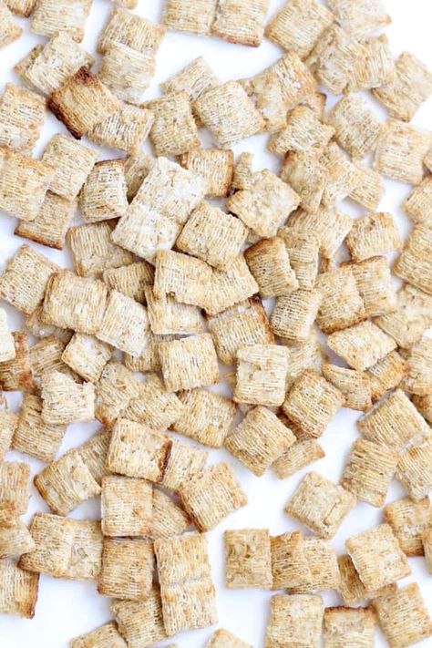 Homemade triscuits are perfect for snacking. Break out the brie, it's time to dig in! Healthy Carb Snacks, Triscuit Recipes, Carb Cravings, Sweet Appetizer, Wheat Crackers, Homemade Crackers, Easy Lunch Recipes, Cracker Recipes, Vegetarian Cooking