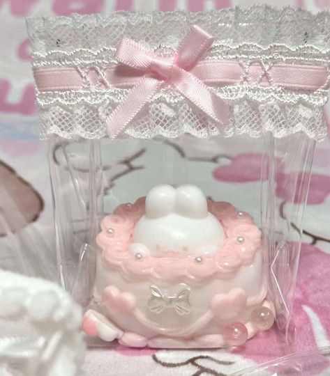 🎂 Vintage-style double-layered birthday cake: 🐰 A rabbit pinky Cake, decorated with small pearl 🍒 A cake with a cherry on top: decorated with pink cream and topped with a cherry . (cherry is not fixed, it's movable) 🎀 A cake with a black bow: Black and pink color match  💖Check out our store announcement page for more details on squishy product updates, or DM us for more inquiries. This is a non-edible product.  All squishes are handmade, and we use food-grade silicone to create them, ensuri Taba Squishies, Cherry Cherry, Rabbit Cake, Cute Room, Cute Squishies, Toy Food, Japanese Toys, Desk Toys, Cute Toys