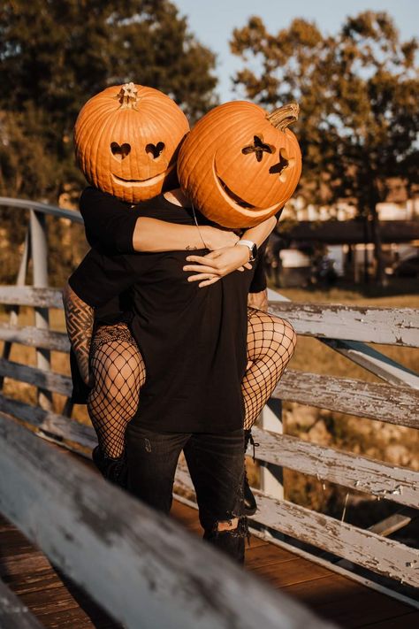 Unique Fall Photoshoot Ideas Couples, Spooky Photoshoot Ideas Couples Outdoor, Couples Halloween Photoshoot, Halloween Couple Photoshoot, Pumpkinhead Photoshoot, Pumpkin Couple, Pumpkin Photoshoot, Spooky Photoshoot, Head Photoshoot