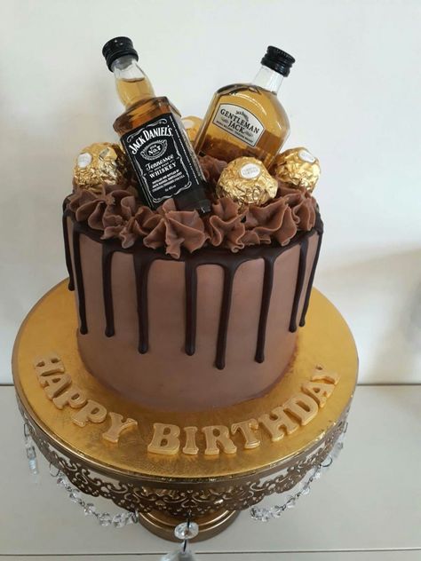 Whisky Theme Cake, Liquor Theme Cake, Liquor Birthday Cake, Alcohol Themed Cakes For Men, Alcohol Cake Ideas For Men, Male 30th Birthday Cake, Cool Birthday Cakes For Men, Kue Ulta, Cheetah Birthday Cakes