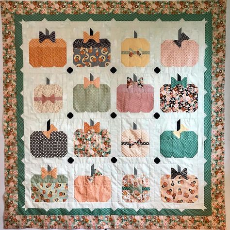 Pumpkin Quilts, Fall Orange, I Changed, Hallows Eve, Quilt Making, Quilting Projects, Quilting Designs, Pumpkins, Corn