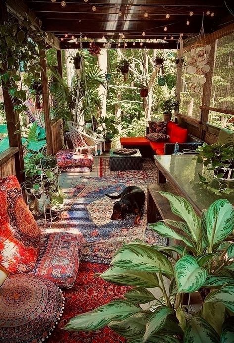 Hippie, Bohemian lifestyle. Take off your flip flops & wander thru this beautiful place. Smell the incense wafting thru the air. The sound of gongs, wind chimes, & crystal bowls singing to your soul. Hippie House, Hippie Homes, Desain Lanskap, Bohemian House, Back Porch Ideas, Earthship, Home Decorating Ideas, Dream Room Inspiration, Deck Decorating